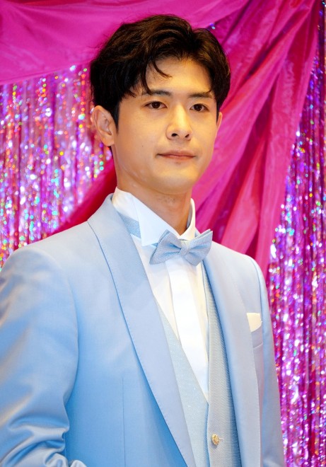 Takeo Ōtsuka and Rie Takahashi appear in outfits inspired by Aqua and Ai respectively, at the KIYOKO HATA × Oshi no Ko dress collection press conference in Tokyo. Takahashi stuns in a pink frilly dress with a large ribbon, while Ōtsuka wears an elegant aqua-blue tuxedo.